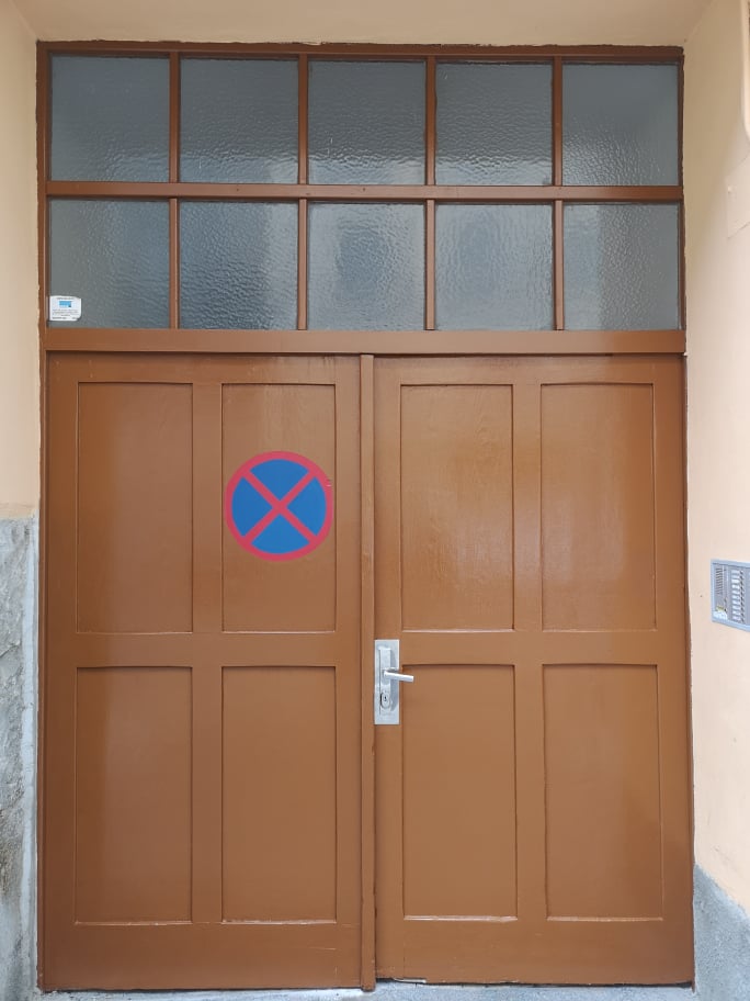 Lakýrnické práce -nátěr vchodových dveří