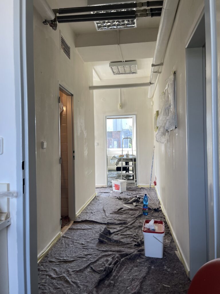 Podzimní malování s Malířskou Pohotovostí, na fotce je uakrytá místnost, která se bude malovat, jsou zakryté podlahy a naši malíři to krásně vymalovali