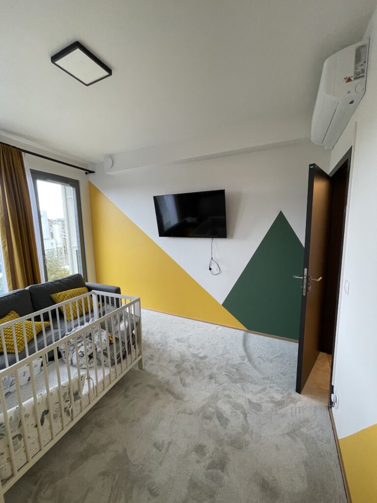 Vymalování pokoje v Praze - malování žlutou a zelenou barvou. Malířska Pohotovost